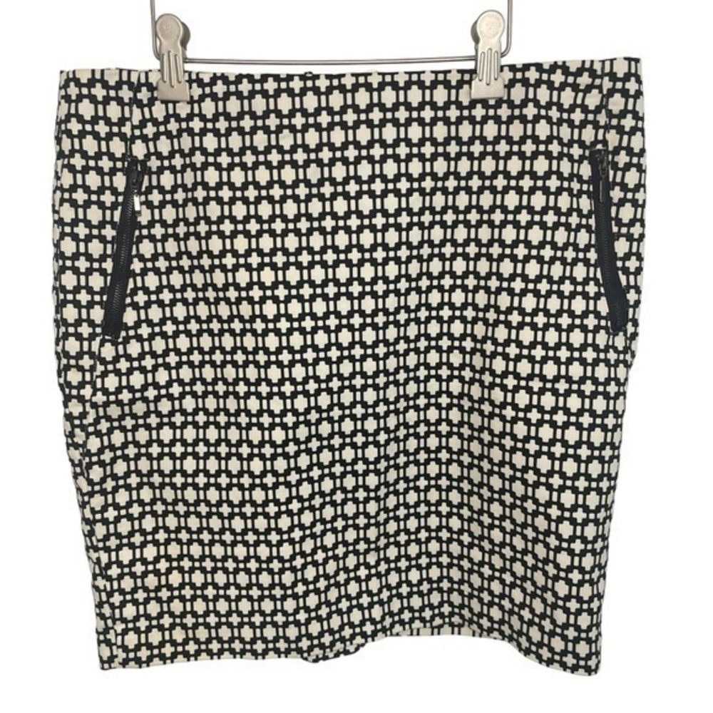 KENAR BLACK WHITE PRINT COTTON SPANDEX BLEND MINI SKIRT, ZIP POCKETS, SIZE 8